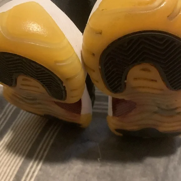 Youth Jordans - Picture 8 of 10